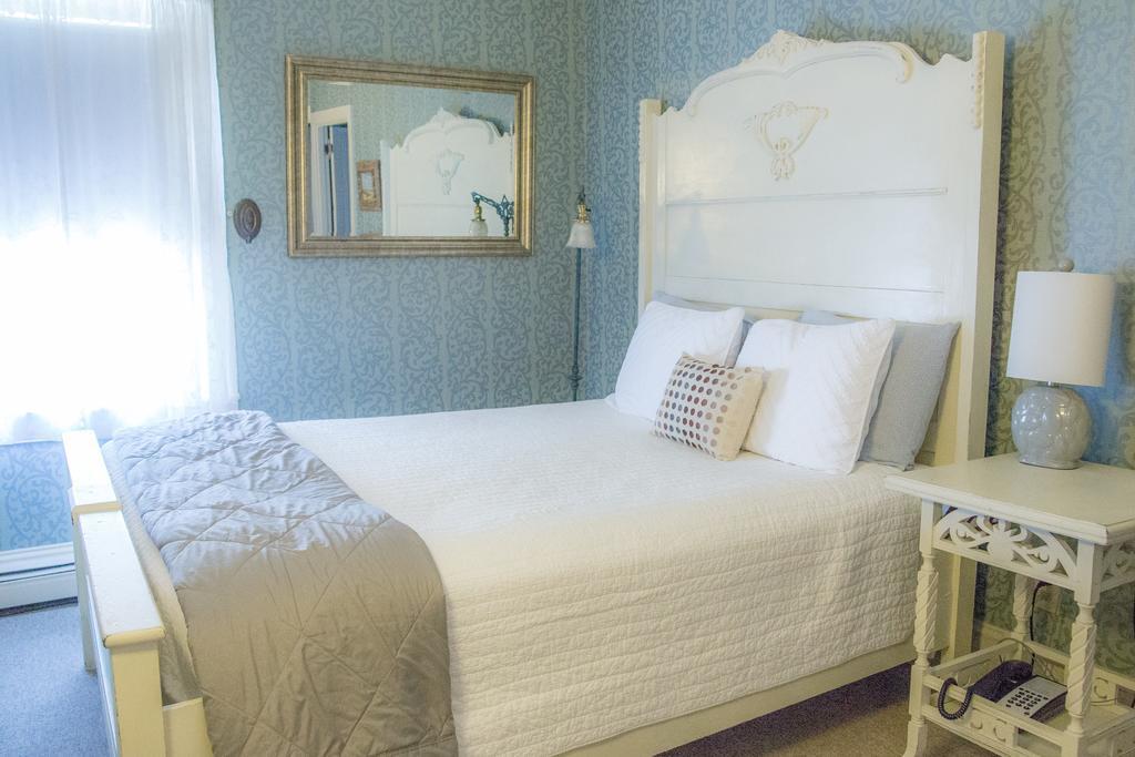 Habitación con cama extragrande.