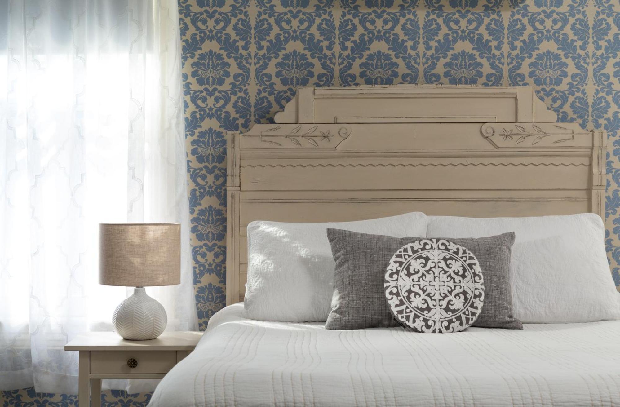 Habitación con cama grande